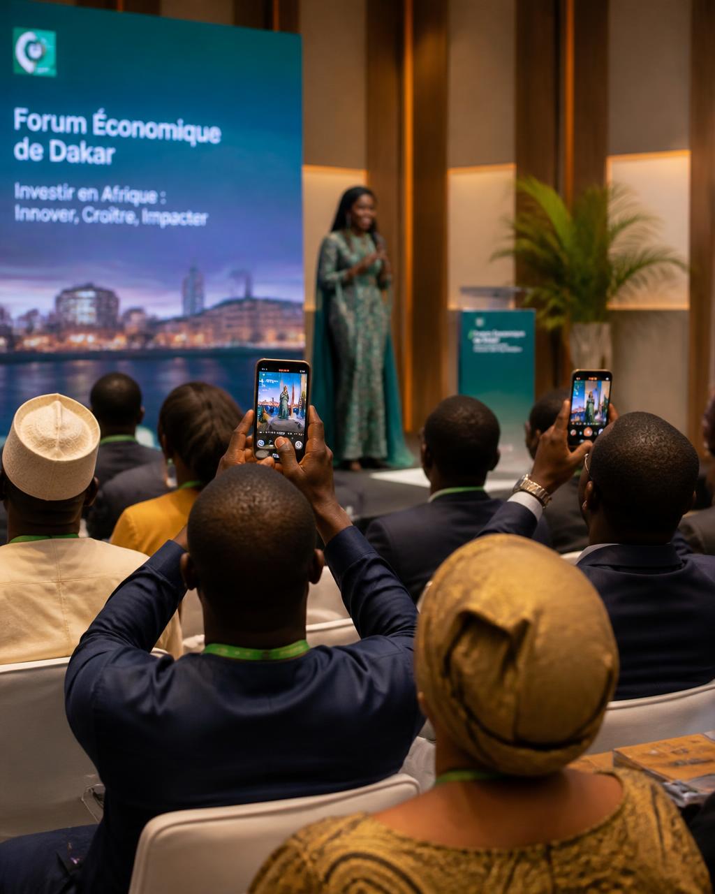 Participants photographiant une conférence à Dakar avec leurs smartphones